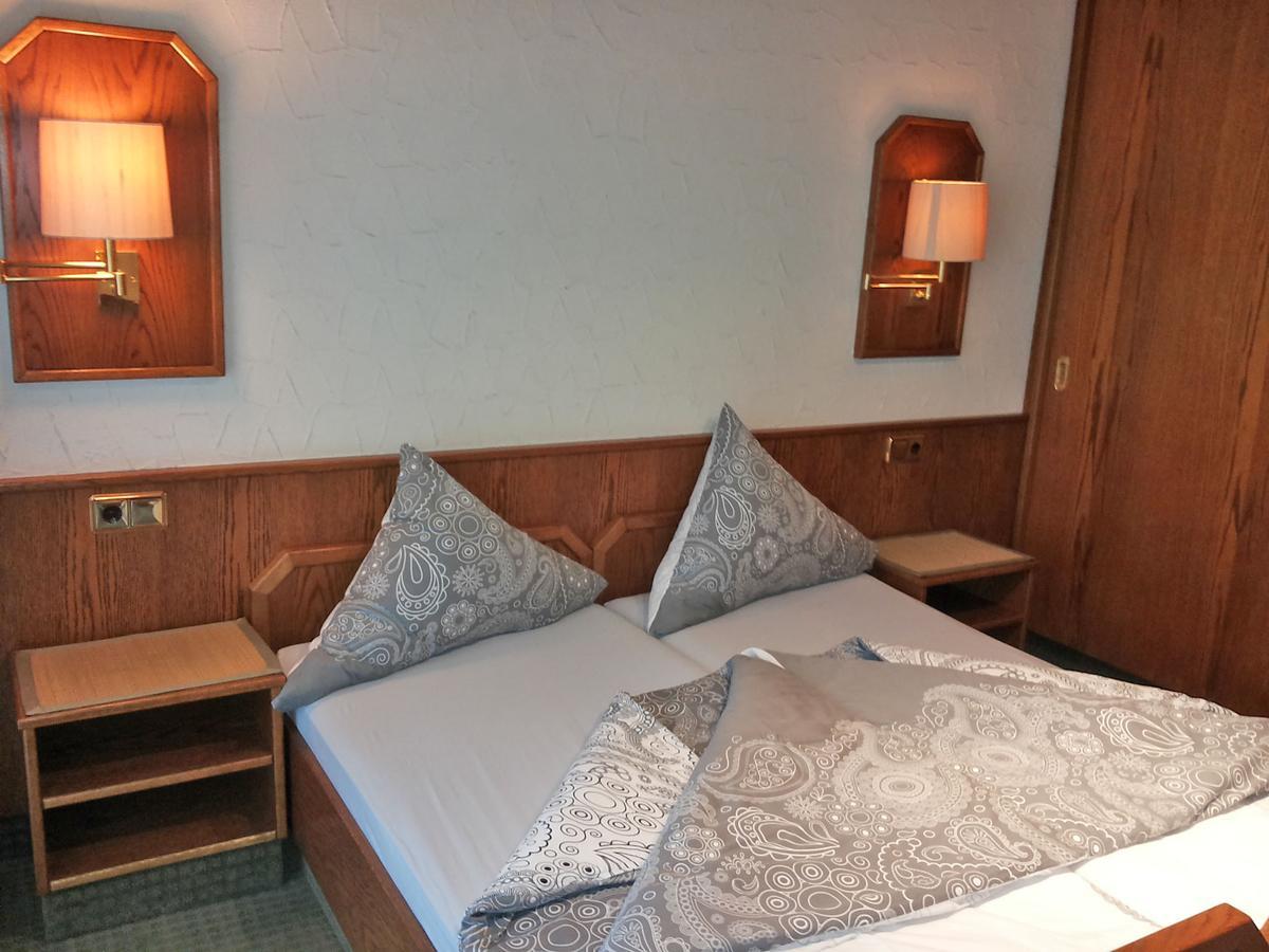 Weigands Hotel Peter Reinhardshagen Zimmer foto